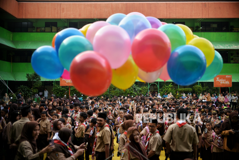 Pelajar mengkuti kegiatan masa pengenalan lingkungan sekolah (MPLS) pada hari pertama sekolah. Walkot Tangerang melarang adanya plonco di acara MPLS yang dimulai hari ini.