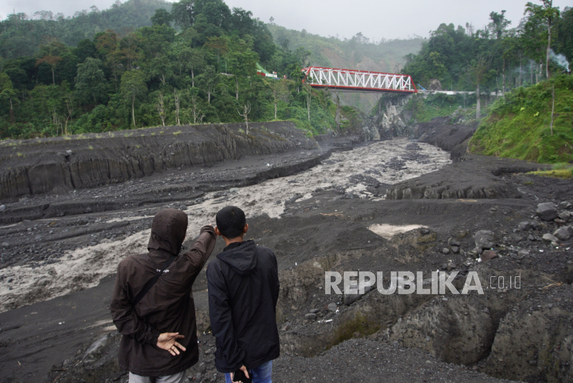 Sejumlah warga melihat aliran material lahar hujan Gunung Semeru di Kamar Kajang, Desa Sumberwuluh, Candipuro, Lumajang, Jawa Timur, beberapa waktu lalu. 