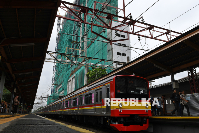 Satu rangkaian KRL Commuterline melintasi pembangunan rumah susun terintegrasi dengan sarana transportasi atau Transit Oriented Development (TOD) di Stasiun Tanjung Barat, Jakarta, Kamis (9/1/2020). Pemerintah menggalakkan pembangunan hunian yang terintegrasi dengan moda transportasi umum (TOD) di sejumlah stasiun sebagai salah satu solusi penyediaan perumahan sekaligus upaya mengurangi kemacetan lalu lintas. ANTARA FOTO/Aditya Pradana Putra/aww. 