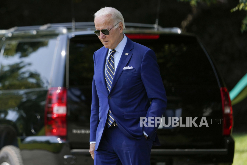 Presiden Joe Biden berjalan di Halaman Selatan Gedung Putih sebelum menaiki Marine One, Rabu, 20 Juli 2022, di Washington. Biden melakukan perjalanan ke Massachusetts untuk mengumumkan tindakan baru tentang perubahan iklim.