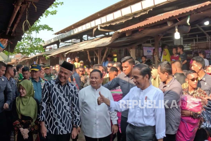 Momen ketika Presiden Jokowi menunjuk dan mengacungkan jempol kepada Menteri Pertahanan Prabowo Subianto dan Gubernur Jawa Tengah Ganjar Pranowo di Pasar Grogolan, Pekalongan, Jawa Tengah, Selasa (29/8/2023). 