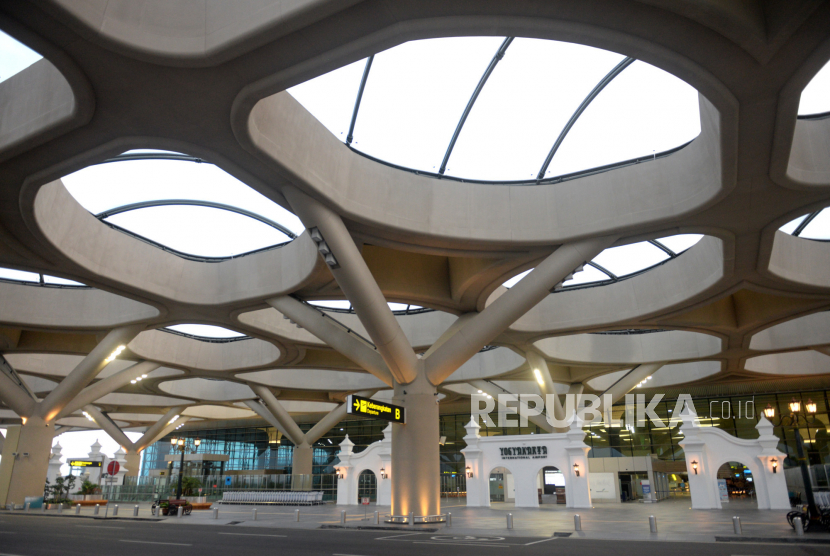 Suasana bandara sepi tanpa pengunjung saat sore di Bandara Internasional Yogyakarta, Kamis (6/5).  Bandara Internasional Yogyakarta kini hanya beroperasi selama empat jam mulai 06.00 WIB hingga 11.00 WIB. Ini mengikuti dan mendukung kebijakan pemerintah terkait larangan mudik lebaran 2021. Sehingga kegiatan bandara hanya pada pagi hingga siang hari.