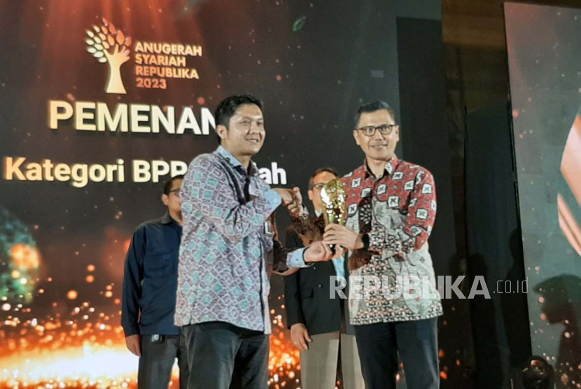 Direktur Kepatuhan BPRS HIK Parahyangan, Agus Salim Dimyati usai mendapat penghargaan Anugerah Syariah Republika (AST) di JS Luwansa, Jakarta Selatan, Kamis (30/11/2023). 