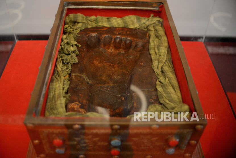 Tapak kaki Rasulullah SAW diperlihatkan saat pameran artefak.