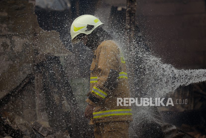 Petugas Penanggulangan Kebakaran dan Penyelamatan (Gulkarmat) melakukan proses pendinginan di lokasi kebakaran (ilustrasi). 