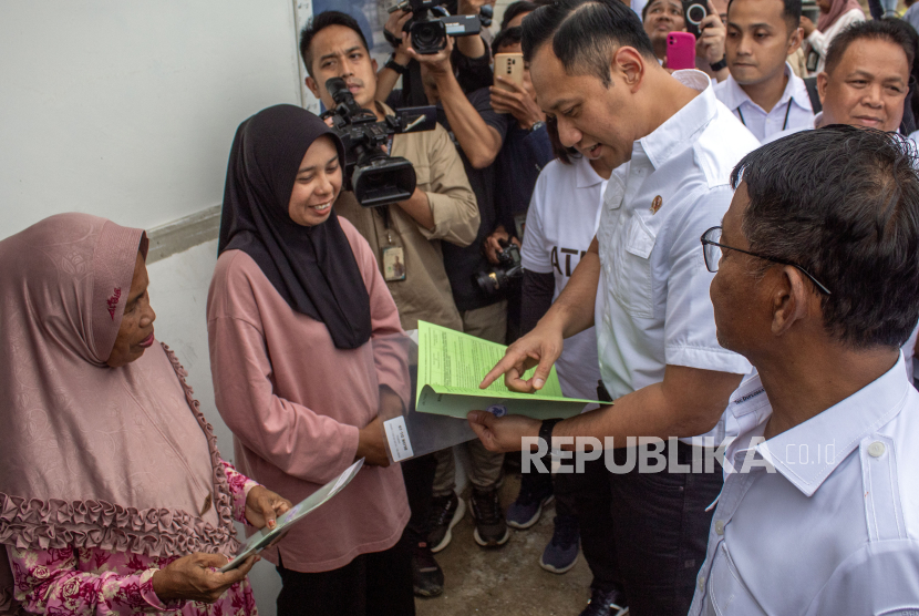 Menteri Agraria dan Tata Ruang/Kepala Badan Pertanahan Negara (ATR/BPN) Agus Harimurti Yudhoyono menyerahkan sertifikat tanah kepada warga di Huntap Petobo Palu, Sulteng, Ahad (28/4/2024).