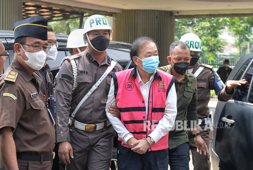 Tersangka kasus dugaan korupsi pemilik PT Duta Palma Group, Surya Darmadi alias Apeng mengenakan rompi tahanan saat tiba di Kejaksaan Agung, Jakarta Selatan, Kamis (18/8/2022).