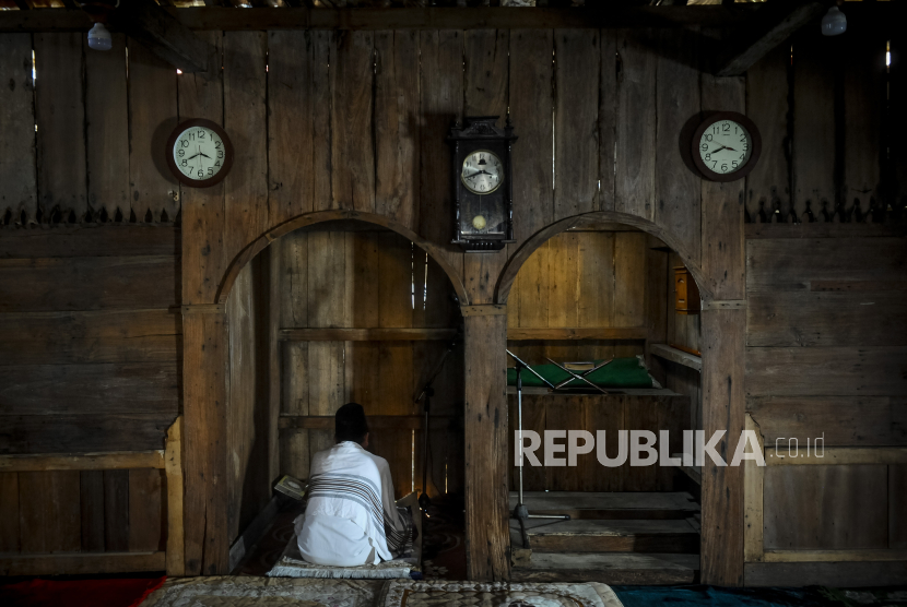Umat Islam melaksanakan dzikir di Masjid Kuno Baitul Arsyi Gunung Karang, Pandeglang, Banten, Selasa (19/3/2024). Masjid yang diperkirakan berusia sekitar 200 tahun tersebut dibangun saat masa pemerintahan kolonial Belanda dengan menggunakan bahan dasar kayu nangka. 