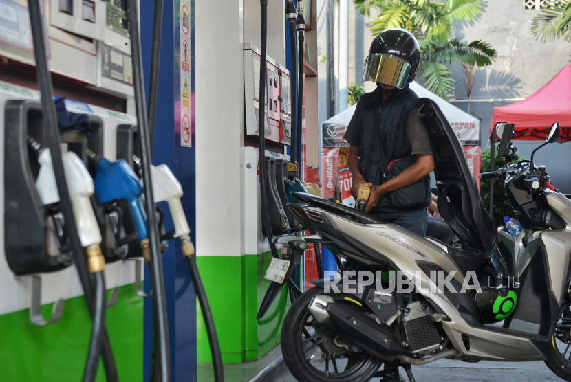 Pengendara mengisi bahan bakar minyak (BBM) jenis pertalite di SPBU di kawasan Jalan Pemuda, Rawamangun, Jakarta Timur, Senin (13/5/2024). 