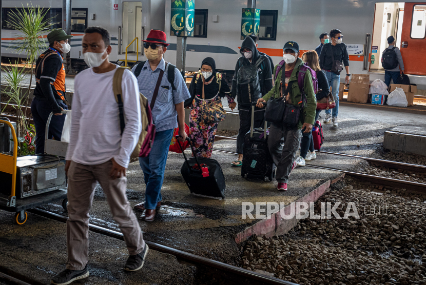 Sejumlah penumpang kereta api berjalan seusai tiba di Stasiun Tawang Semarang (ilustrasi)