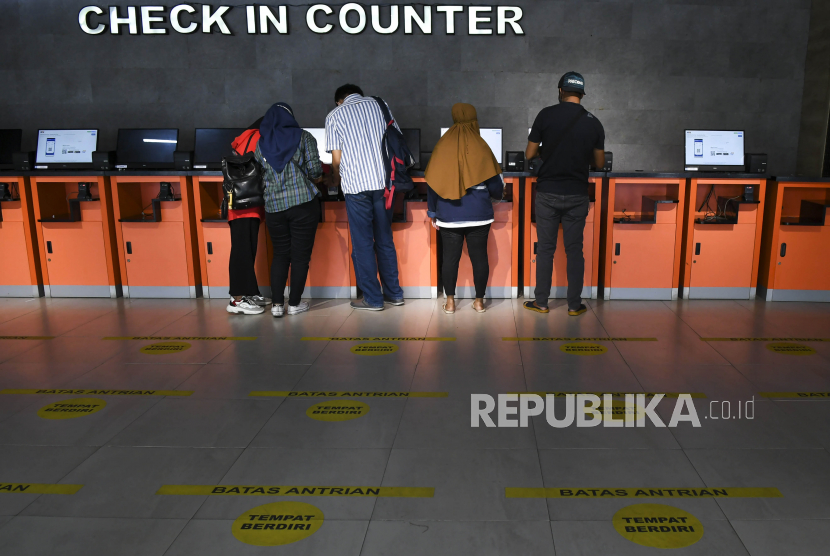 Calon penumpang mencetak tiket di Stasiun Senin, Jakarta, Ahad (13/12/2020).