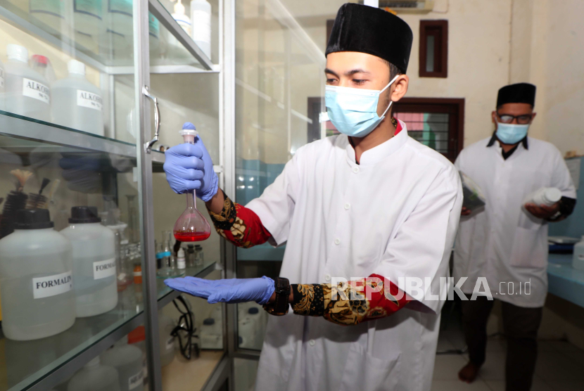 Petugas laboratorium Lembaga Pengkajian Pangan, Obat-obatan dan Kosmetika (LPPOM) Majelis Permusyawaratan Ulama (MPU) Aceh memeriksa produk kosmetik dan makanan di Aceh Besar, Aceh.
