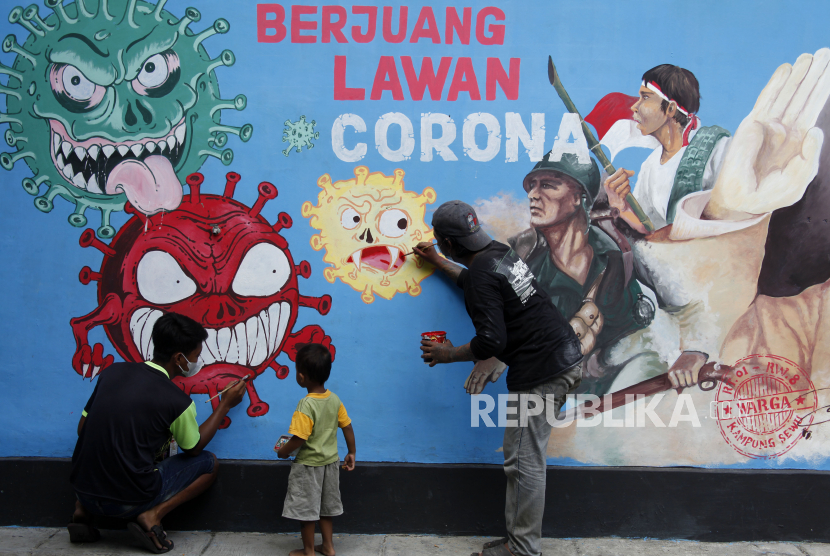 Warga menyelesaikan mural bertema Berjuang Lawan Corona. Kasus konfirmasi Covid-19 di Indonesia dinilai masih tinggi oleh PB IDI.