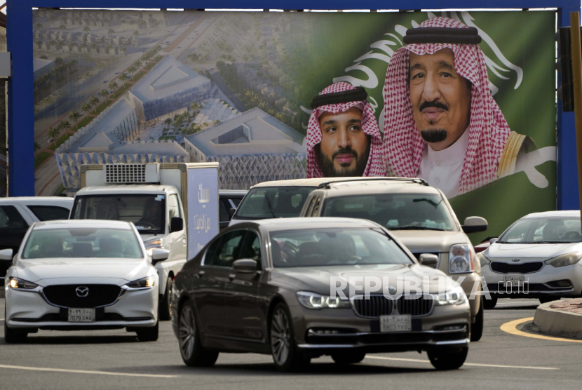 Sebuah spanduk raksasa yang menunjukkan Raja Saudi Salman, kanan, dan Putra Mahkota Mohammed bin Salman, ditampilkan sebelum kunjungan Presiden AS Joe Biden, di sebuah alun-alun di Jeddah, Arab Saudi, Kamis, 14 Juli 2022.