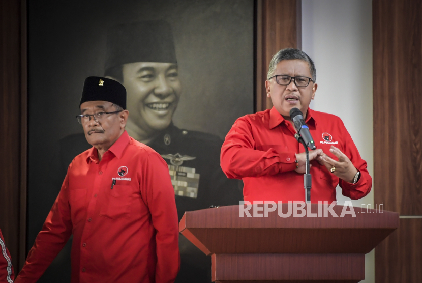 Sekretaris Jenderal DPP PDIP Hasto Kristiyanto (kanan) dan Ketua DPP PDIP bidang Ideologi dan Kaderisasi Djarot Saiful Hidayat (kiri)