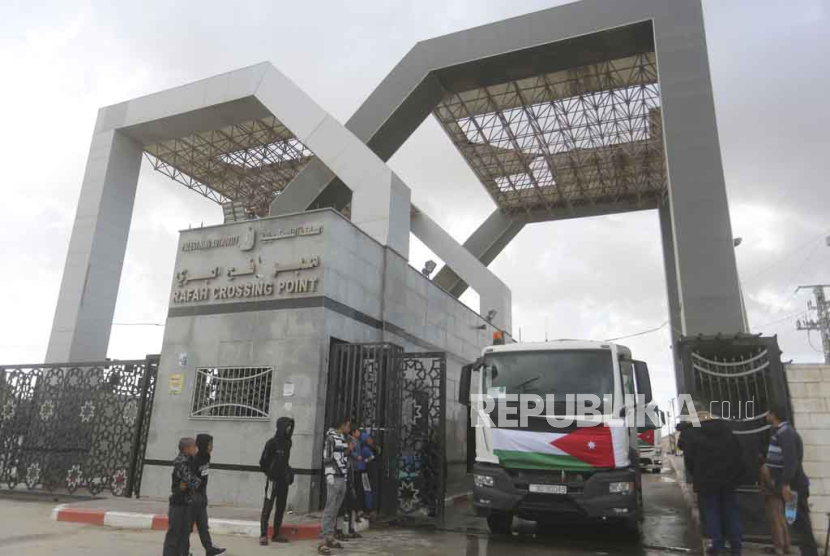 Konvoi bantuan kemanusiaan Yordania memasuki Jalur Gaza dari Mesir di Rafah pada Senin, 20 November 2023.