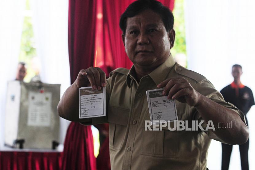 Ketua Umum Partai Gerindra Prabowo Subianto menunjukkan surat suara saat pencoblosan pilkada serentak 2018 di TPS 017, Desa Bojong Koneng, Babakan Madang, Bogor, Jawa Barat, Rabu (27/6).