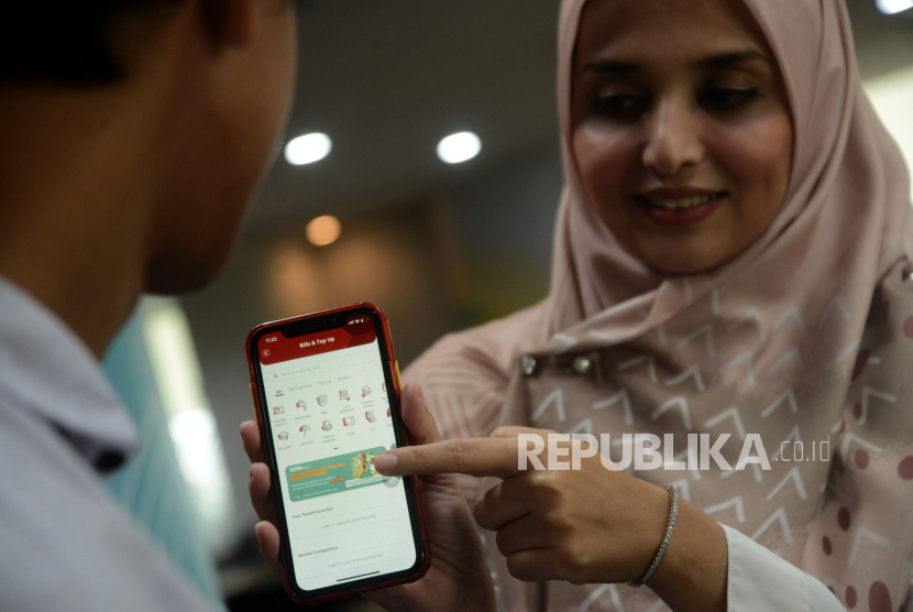 Nasabah melakukan pembayaran menggunakan Super App OCTO Mobile di Jakarta, Senin (3/4/2023). Sebagai salah satu mitra distribusi Surat Berharga Syariah Negara (SBSN) ritel, PT Bank CIMB Niaga Tbk mengungkapkan besarnya antusiasme masyarakat untuk membeli produk ST010. 