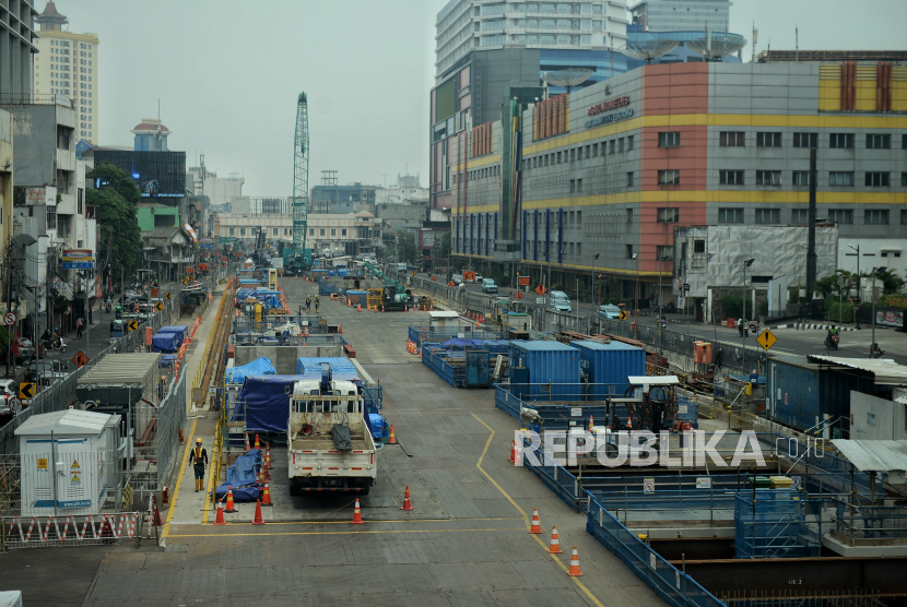 Pekerja beraktivitas di area proyek pembangunan MRT Fase 2 di kawasan Glodok, Jakarta, Ahad (10/12/2023). Progres MRT Fase 2 CP 202 kini telah mencapai 22,66 persen dengan cakupan pengerjaan D-Wall, Guide Wall, pembesian D-Wall, Stasiun Harmoni, Sawah Besar, dan Mangga Besar.