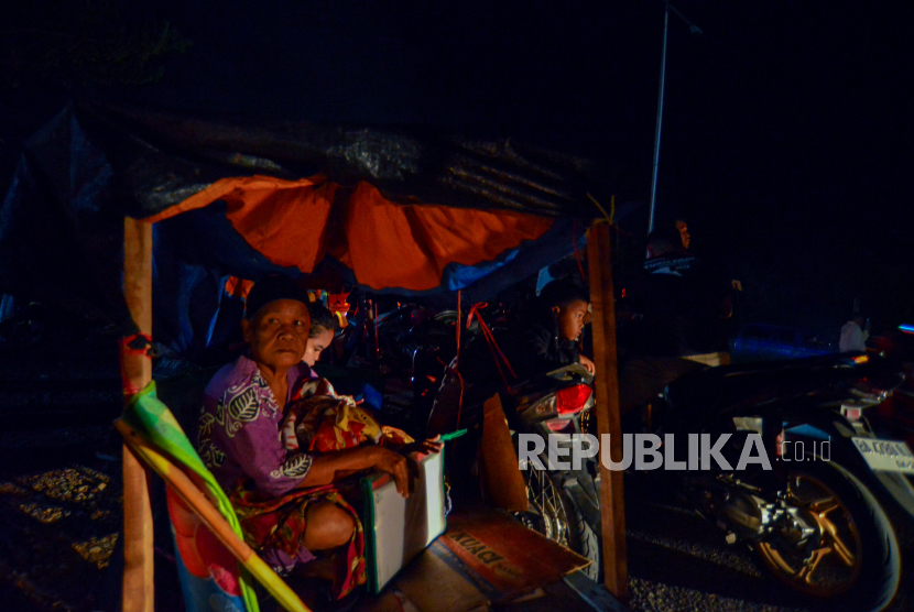 Warga melakukan evakuasi mandiri ke tempat yang lebih tinggi pascagempa di Jl Bypass Koto Tangah, Padang, Sumatera Barat, Selasa (25/4/2023). BMKG mengeluarkan peringatan potensi tsunami akibat gempa Magnitude 7,3 yang dimutakhirkan menjadi 6,9 di 177 km Barat Laut Kepulauan Mentawai pada Selasa (25/4/2023) pukul 03:00:57 WIB, sehingga sebagian besar warga di kota itu mengungsi ke tempat yang lebih tinggi. 
