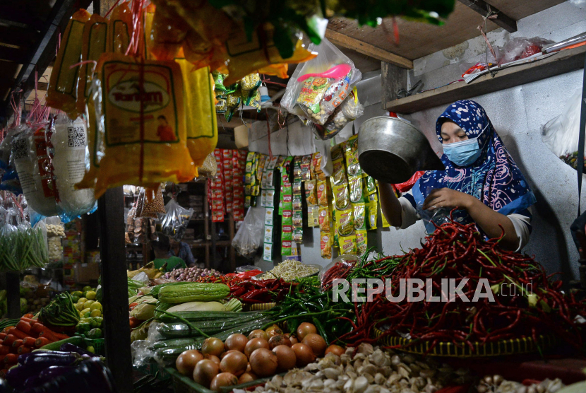 Pedagang sembako dan sayuran melayani pembeli di Pasar Tebet Timur, Jakarta Kamis (10/6). Pemerintah berencana mengenakan pajak pertambahan nilai (PPN) terhadap produk sembako. Prayogi/Republika.
