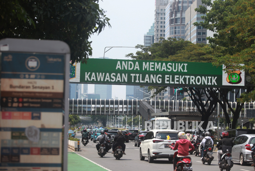 Sejumlah kendaraan bermotor melintas di Jalan Sudirman, Jakarta, yang berlakukan sistem ganjil genap, Rabu (26/4/2023). Warga sebut rencana ganjil genap selama 24 jam hanya menghambat pekerjaan orang.