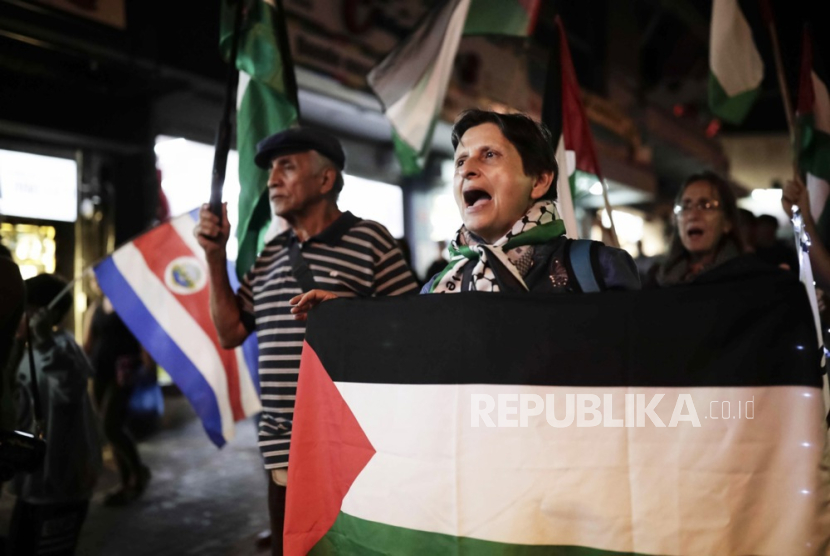 Orang-orang berbaris untuk mendukung rakyat Palestina dan mengutuk serangan Israel di Jalur Gaza, di San Jose, Kosta Rika, (6/1/2024).