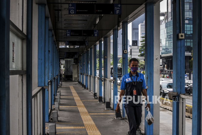 Petugas melintasi halte bus Transjakarta Tosari lama yang sudah tidak digunakan di Jalan Jenderal Sudirman, Jakarta Pusat, Rabu (6/1). 