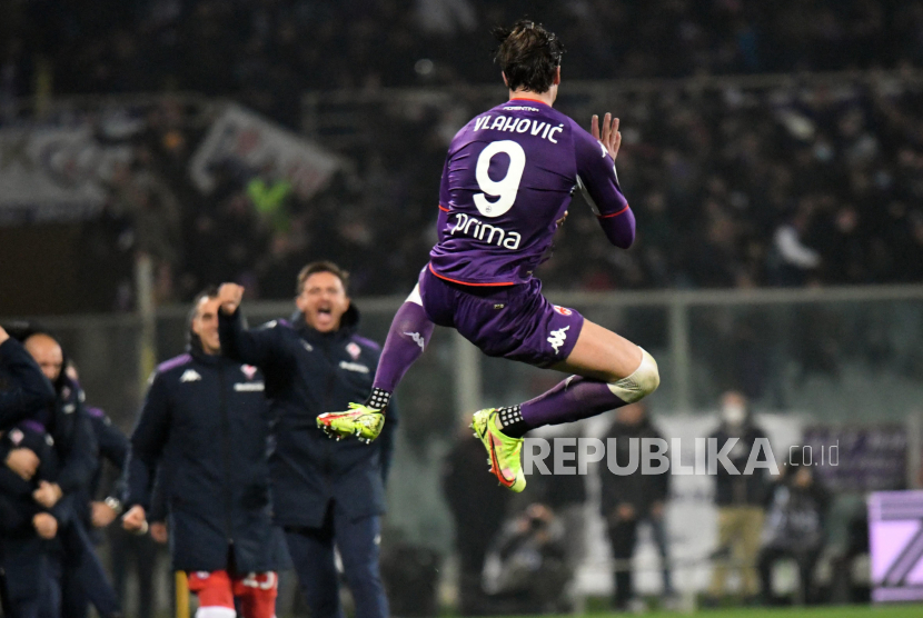 Pemain Fiorentina Dusan Vlahovic merayakan setelah mencetak gol 4-2 saat pertandingan sepak bola Serie A Italia ACF Fiorentina vs AC Milan di Stadion Artemio Franchi di Florence, Italia, Ahad (21/11) dini hari WIB.