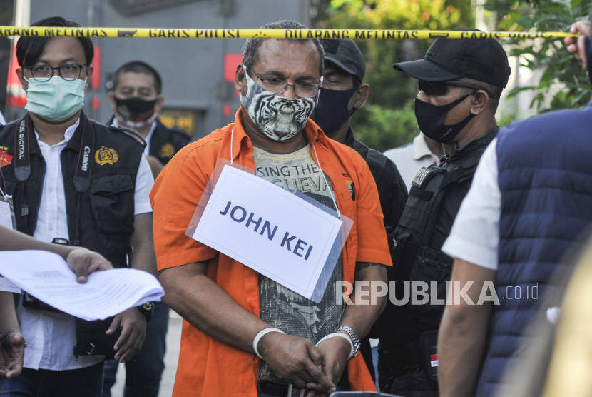 John Kei (tengah) memperagakan reka ulang perencanaan penyerangan di Bekasi, Jawa Barat, Senin (6/7/2020). Pada rekonstruksi tersebut John Kei bersama anak buahnya memperagakan 8 adegan di 2 lokasi. ANTARA FOTO/ Fakhri Hermansyah/hp.