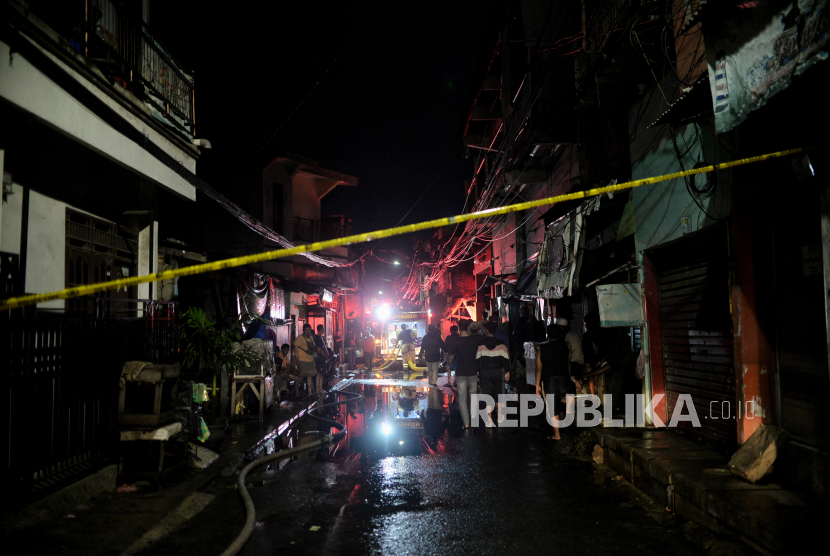 Akses menuju lokasi permukiman warga ditutup untuk memudahkan upaya pemadaman kebakaran khususnya yang dekat lokasi kebakaran Depo Pertamina Plumpang di Rawa Badak Selatan, Koja, Jakarta Utara, Jumat (3/3/2023). 