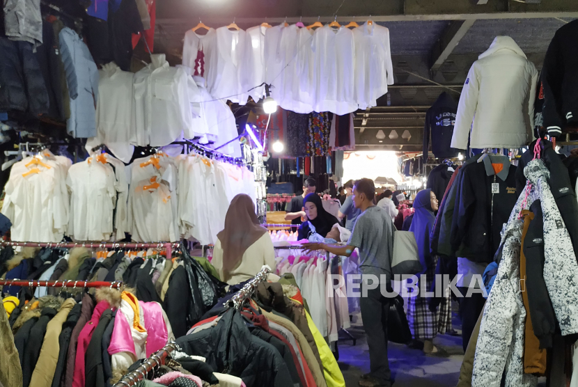 Suasana pasar pakaian bekas impor Cimol, Gedebage, Kota Bandung. Pasar Cimol kembali buka setelah sempat tutup. Menanggapi larangan Thrifting, pedagang pasar Cimol minta solusi terhadap mata pencarian mereka yang terancam hilang terkait kebijakan itu.