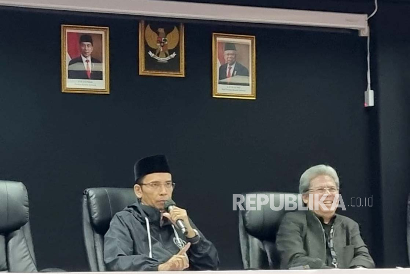 Deputi Bidang Hukum Tim Pemenangan Nasional (TPN) Ganjar-Mahfud, Todung Mulya Lubis (kanan) di Kantor TPN Ganjar-Mahfud, Jakarta, Rabu (3/1/2024). 