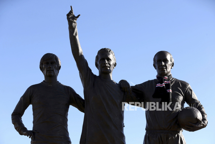 Patung United Trinity yang melambangkan tiga legenda MU. Salah satunya Sir Bobby Charlton. 