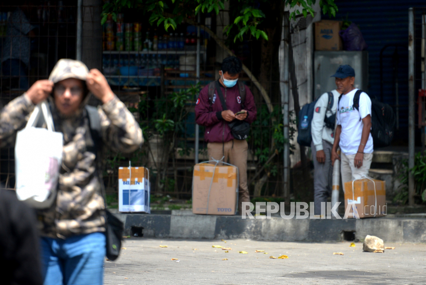 Penumpang menunggu kedatangan bus di Terminal Bus Giwangan, Yogyakarta, Rabu (19/4/2023). (Ilustrasi)