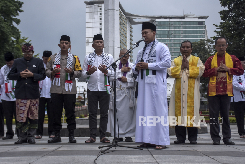 Pj Wali Kota Bandung Bambang Tirtoyuliono bersama tokoh lintas agama memanjatkan doa saat aksi solidaritas untuk Palestina di Plaza Balai Kota Bandung,Jawa Barat, Jumat (24/11/2023). 