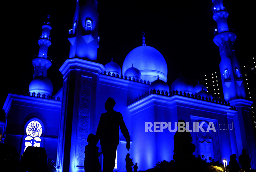 Sejumlah umat Islam usai melaksanakan shalat tarawih pertama di Masjid At Thohir, Depok, Jawa Barat, Rabu (22/3/2023). Masjid At Thohir mulai menyelenggarakan shalat tarawih selama bulan puasa pasca pemerintah menetapkan 1 Ramadhan 1444 Hijriyah yang jatuh pada 23 Maret 2023.