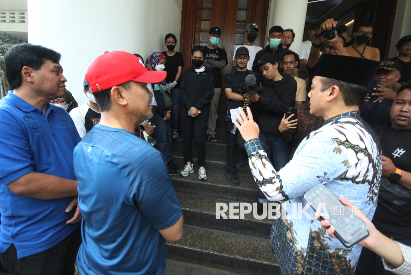 Wakil Wali Kota Bandung Erwin berbincang dengan komunitas lari yang terkena hukuman sosial saat memantau pelaksanaan sanksi sosial kepada Komunitas FreeRunners Bandung dan Komunitas Pace and Place, di kawasan Balai Kota Bandung, Ahad (27/2/2025). Sanksi dilakukan terkait insiden bagi-bagi bir gratis oleh komunitas tersebut pada ajang Pocari Sweat Run 2025 pekan lalu di Kota Bandung.