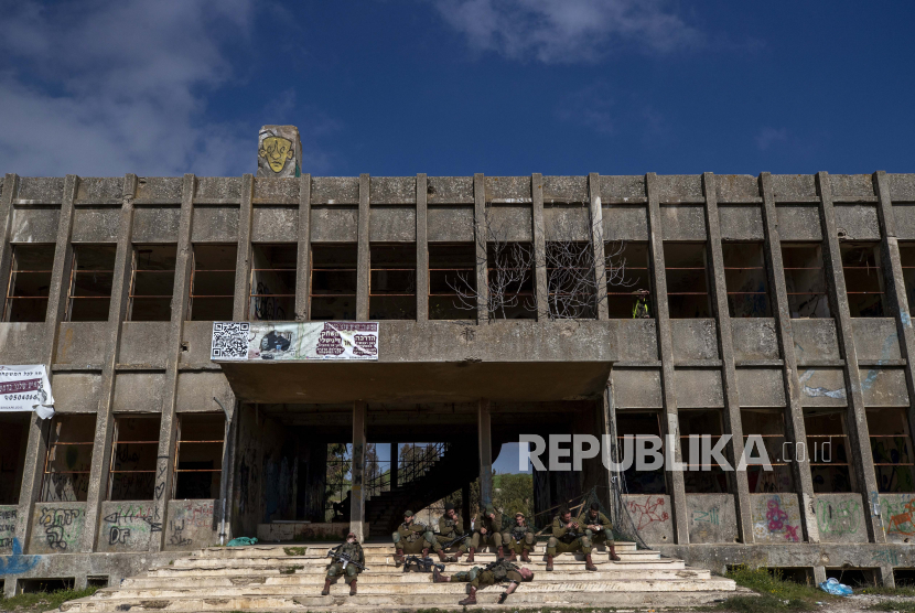 Tentara Israel beristirahat selama pelatihan di sebuah bangunan terbengkalai yang dulunya adalah markas tentara Suriah di Quneitra sebelum diambil alih oleh Israel, di Dataran Tinggi Golan, 15 Februari 2021.