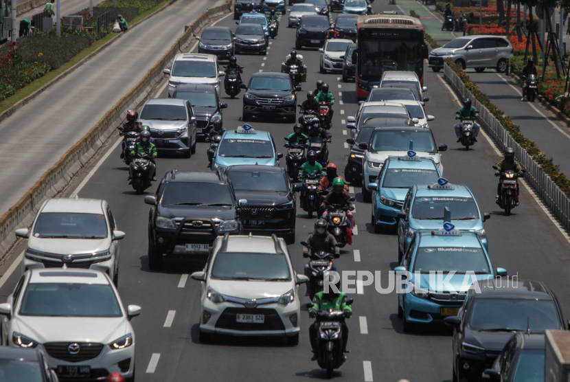 Pengendara melintas di Jalan Jenderal Sudirman, Jakarta, Selasa (17/10/2023). Selama libur Nataru, sistem ganjil-genap di Jakarta ditiadakan.