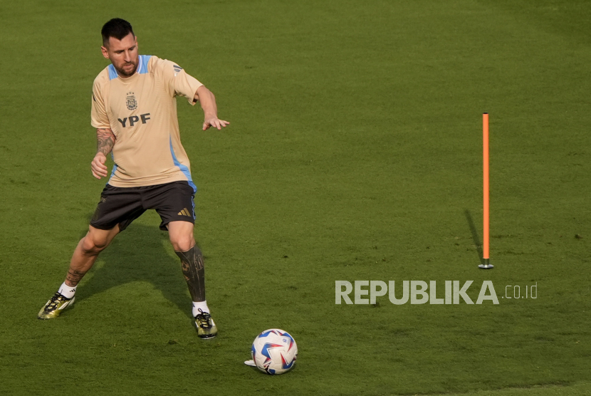 Lionel Messi berlatih bersama para pemain tim Argentina jelang pertandingan Copa Amerika 2024 (ilustrasi).