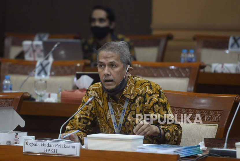 Calon Jamaah yang Mempertanyakan Dana Haji Bisa ke BPKH. Foto: Kepala Badan Pelaksana Badan Pengelola Keuangan Haji (BPKH) Anggito Abimanyu saat mengikuti Rapat Dengar Pendapat (RDP) dengan Komisi VIII DPR di Kompleks Parlemen, Senayan, Jakarta, Senin (6/7). Rapat tersebut membahas mengenai evaluasi pengelolaan keuangan haji pasca pembatalan keberangkatan jamaah haji tahun 1441H/2020 M serta isu-isu aktual dan solusinya.Prayogi/Republika