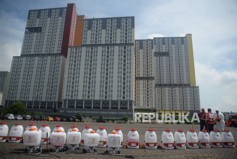 Petugas Palang Merah Indonesia (PMI) bersiap untuk penyemprotan cairan disinfektan pada Wisma Atlet di Kemayoran, Jakarta, Sabtu (21/3). Pemerintah menyiapkan Wisma Atlet Kemayoran sebagai rumah sakit darurat penanganan virus COVID-19 serta akan menjadi rumah isolasi bagi pasien yang rencannya akan siap beroprasi pada Senin (23/3). (Prayogi/Republika )