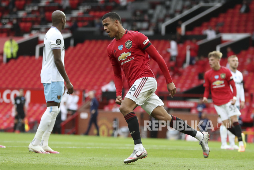 Mason Greenwood of Manchester United (C) celebrates after scoring the equalizer 1-1 during the English Premier League match between Manchester United and West Ham United in Manchester, Britain, 22 July 2020.  