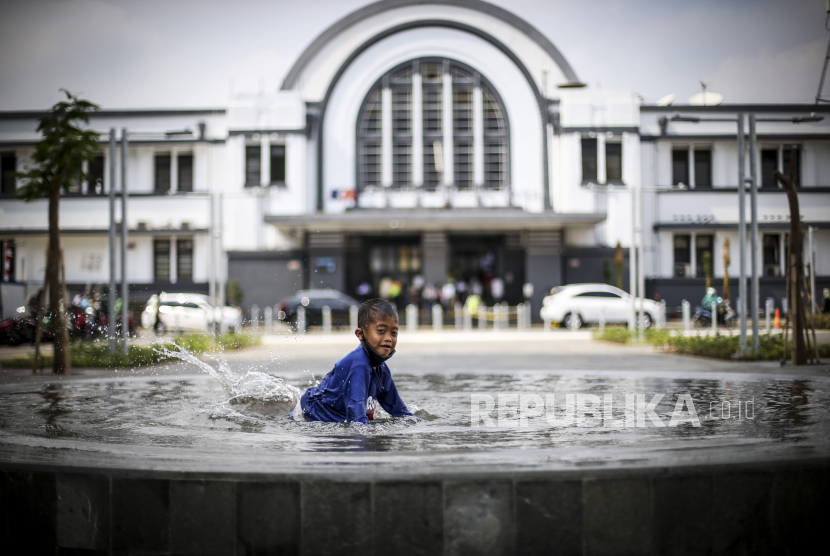 Seorang anak bermain di kawasan Kota Tua Jakarta, Rabu (17/8/2022). Pemberlakuan Pembatasan Kegiatan Masyarakat (PPKM) kategori level 1 di wilayah Jawa-Bali kembali diperpanjang hingga 5 September 2022 mendatang.
