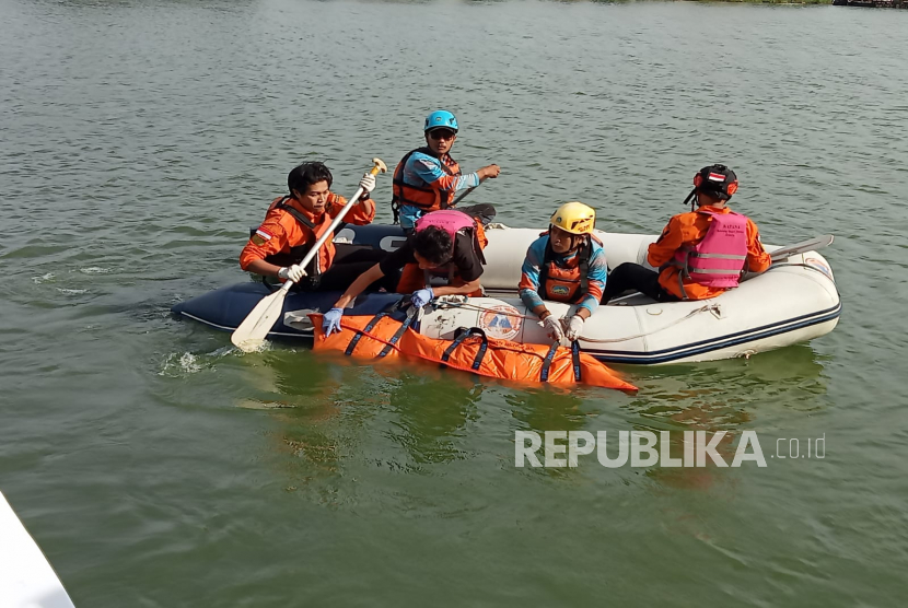 Tim gabungan pencarian dan penyelamatan (SAR) membawa jasad korban tenggelam di Danau Situ Rawagede, Kelurahan Bojong Menteng, Rawalumbu, Kota Bekasi, Rabu (15/2/2023).