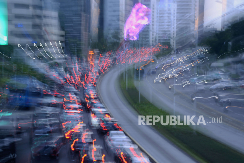 Sejumlah kendaraan melintasi Jalan Jenderal Sudirman di Jakarta, Rabu (11/1/2023). Pemerintah Provinsi DKI Jakarta akan menerapkan kebijakan jalan berbayar atau Electronic Road Pricing (ERP) di 25 ruas jalan Ibu Kota dengan usulan tarif sebesar Rp 5.000 hingga Rp 19.000 sekali melintas untuk mengendalikan mobilitas warga DKI Jakarta.