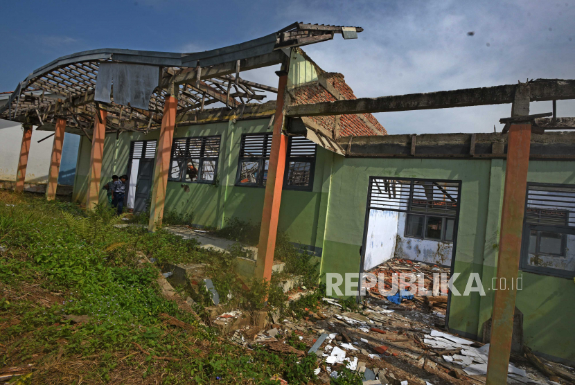 Ruang kelas yang rusak terdampak gempa Banten (ilustrasi).