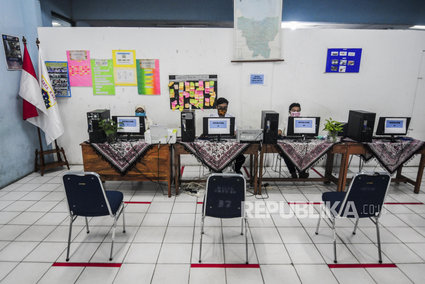 Petugas mempersiapkan fasilitas yang akan digunakan untuk penerimaan peserta didik baru (PPDB) di SMP Negeri 60 Jakarta, Rabu (10/6). Kementerian Pendidikan dan Kebudayaan (Kemendikbud) secara resmi menetapkan tahun ajaran baru 2020-2021 dimulai pada 13 Juli 2020