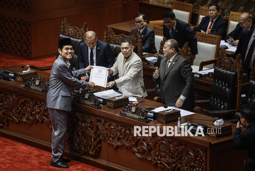 Wakil Ketua DPR Adies Kadir (ketiga kiri) menerima berkas pembahasan dari Wakil Ketua Komisi II Zulfikar Arse Sadikin (kiri) pada Rapat Paripurna Ke-14 Masa Persidangan II Tahun Sidang 2024-2025 di Kompleks Parlemen, Senayan, Jakarta, Kamis (6/3/2025). Rapat Paripurna tersebut beragendakan pertimbangan pemberian kewarganegaraan kepada tiga calon pemain Timnas sepak bola Indonesia, Emil Audero, Dean James, dan Joey Pelupessy, penetapan keanggotaan Pansus RUU tentang Pengelolaan Ruang Udara, serta laporan evaluasi pimpinan Dewan Kehormatan Penyelenggara Pemilu (DKPP) periode 2022-2027. 